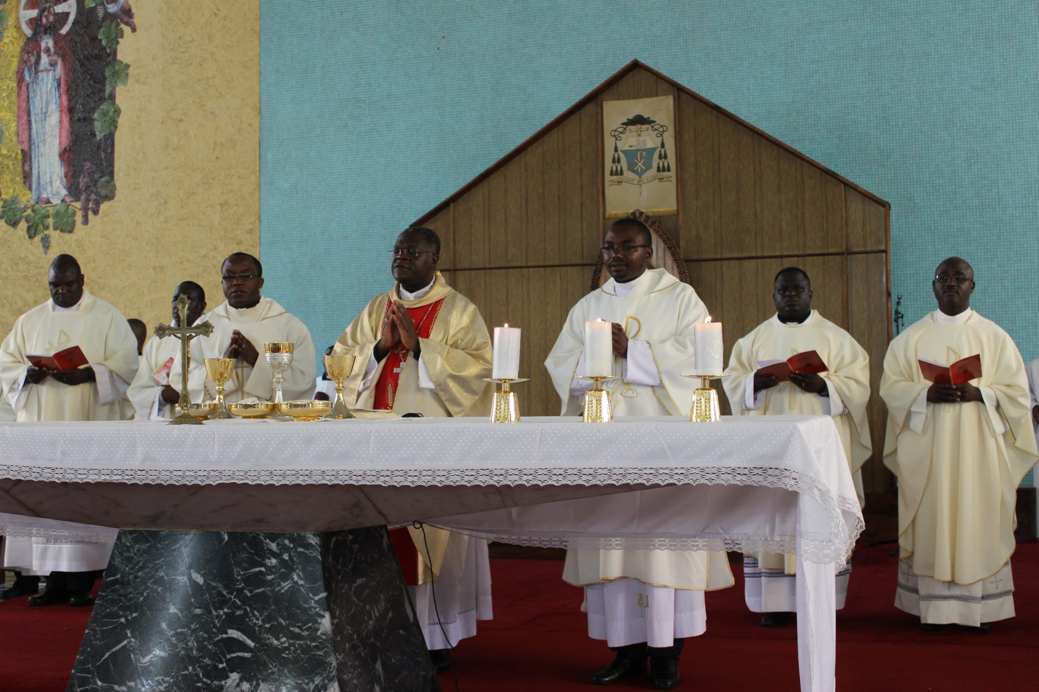 Mentioning the name of Apostolic Administrator in the Eucharistic Prayer